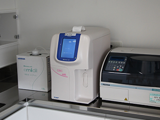 白血球測定機(左)と生化学ドライケム(右)